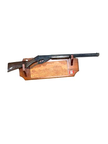 Vintage Daisy Red Ryder Carbine Bb Gun, With Engraved Gun Rack