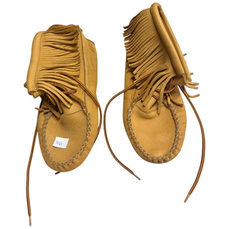 Pair Of Huron Moccasins, Size 8